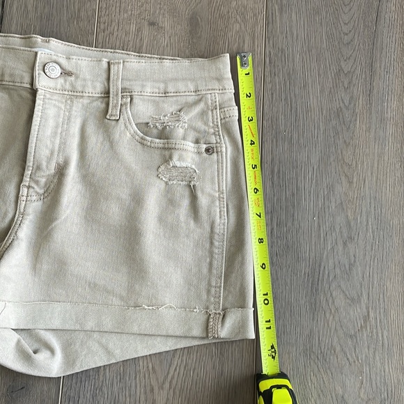 OLD NAVY - NWOT - Women’s Mid Rise Boyfriend Short, Khaki, Size 4 - Picture 6 of 9